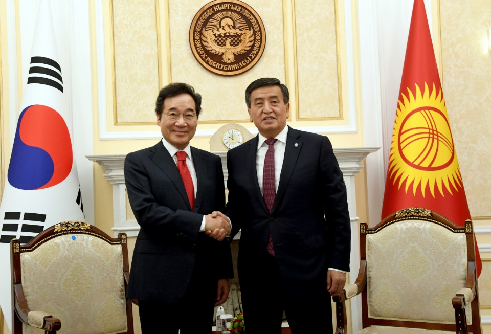 키르기스스탄을 공식 방문 중인 이낙연 국무총리가 18일(현지 시간) 수도인 비슈케크시의 대통령관저를 방문해 소론바이 제엔베코프대통령을 예방, 인사 및 환담을 나누고 있다.