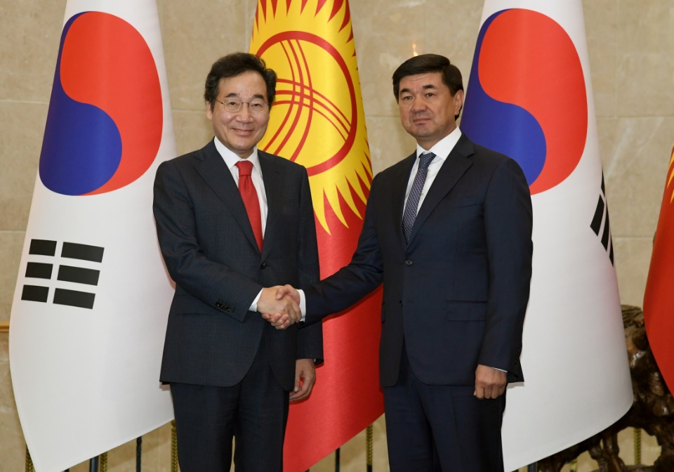 키르기스스탄을 공식 방문 중인 이낙연 국무총리가 18일(현지 시간) 수도인 비슈케크시의 대통령관저에서 무하메드칼르이 아블가지예프 총리와 회담을 하고 있다. 