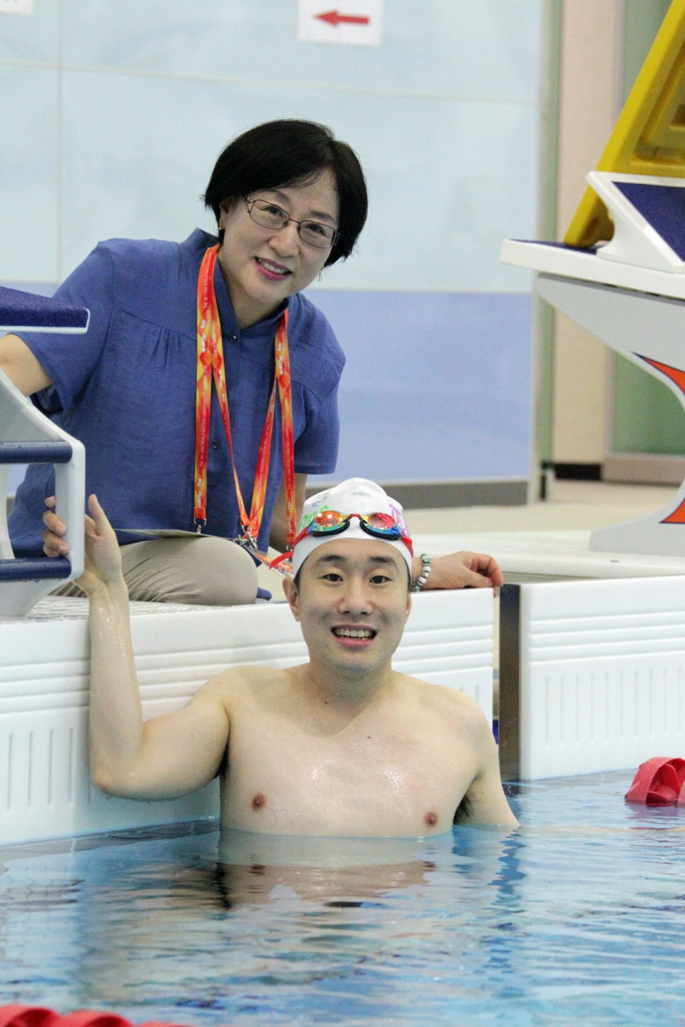 자폐 장애 1급인 이동현 씨(29·광주시 동구 학동)는 2019 광주 세계 마스터스 수영선수권대회에서 경영 25~29세 그룹 자유형 100m(13일)와 접영 50m(14일), 접영 100m(15일) 등 3개 종목에 출전한다. 한국 참가자 중 유일하게 장애인으로 출전한 이동현 씨는 편견을 깨고 비장애인과 함께 역영하는 모습을 보여 주며 순위·기록 관계없이 멋진 도전을 해나갈 예정이다. 사진은 어머니 정순희씨와 이동현씨. 