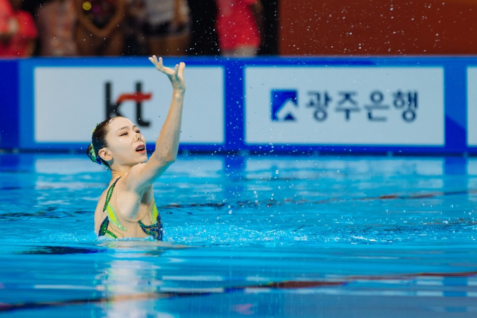 2019 광주 마스터스 수영선수권대회 아티스틱 수영 솔로 프리 경기가 열린 8일 오전 광주 서구 염주체육관 아티스틱 수영장에 포크가수 정태춘 씨가 만든 노래 '5·18'이 울려 퍼졌다. 1998년 방콕아시안게임 은메달리스트 유나미(41) 선수는 이날 14년 전 은퇴 경기에서 입은 초록색 의상을 다시 입고 열정적인 연기를 펼쳤다. 
<br/><br/>
다양한 표정 연기로 5·18의 아픔과 슬픔을 표현한 유 선수는 5월 희생자들의 아픔이 물에 말끔히 씻겨지길 소망하는 마음을 담아 두 손을 꼭 잡아 기도하는 자세로 2분 30초가량의 혼신의 연기를 마무리했다. 이날 유 선수는 151.6933점이라는 높은 점수로 금메달을 차지했다. 