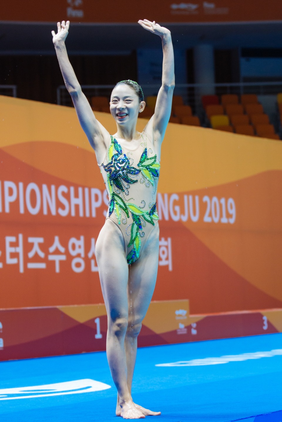 2019 광주 마스터스 수영선수권대회 아티스틱 수영 솔로 프리 경기가 열린 8일 오전 광주 서구 염주체육관 아티스틱 수영장에 포크가수 정태춘 씨가 만든 노래 '5·18'이 울려 퍼졌다. 1998년 방콕아시안게임 은메달리스트 유나미(41) 선수는 이날 14년 전 은퇴 경기에서 입은 초록색 의상을 다시 입고 열정적인 연기를 펼쳤다. 
<br/><br/>
다양한 표정 연기로 5·18의 아픔과 슬픔을 표현한 유 선수는 5월 희생자들의 아픔이 물에 말끔히 씻겨지길 소망하는 마음을 담아 두 손을 꼭 잡아 기도하는 자세로 2분 30초가량의 혼신의 연기를 마무리했다. 이날 유 선수는 151.6933점이라는 높은 점수로 금메달을 차지했다. 