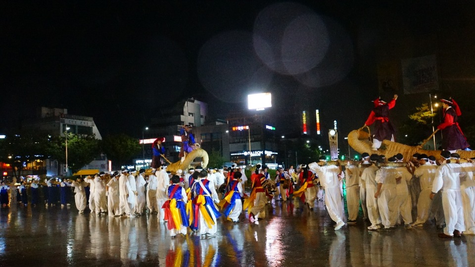 11일 5·18민주광장에서 국가무형문화제 제33호 광주 칠석 고싸움놀이 축제가 열렸다. 고싸움놀이축제는 수영대회 기간 외국선수단과 관람객이 집중 방문하는 것에 맞춰 한국의 전통문화와 광주의 풍류를 체험할 수 있는 다채로운 프로그램으로 구성됐다.