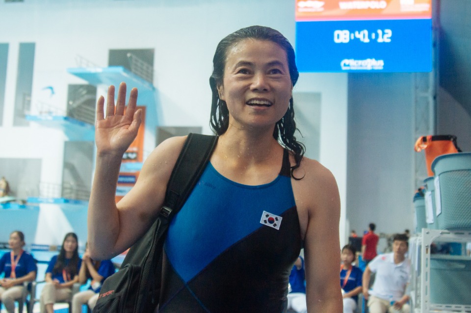 1970년대 중후반 대한민국 여자 수영계를 주름잡았던 수영 스타 최연숙 씨가 12일 광주 남부대 경영 메인 풀에서 열린 2019 광주 세계 마스터즈 수영 선수권 대회 여자 자유형 800미터에서 1위로 들어온 뒤 밝은 미소를 짓고 있다. 