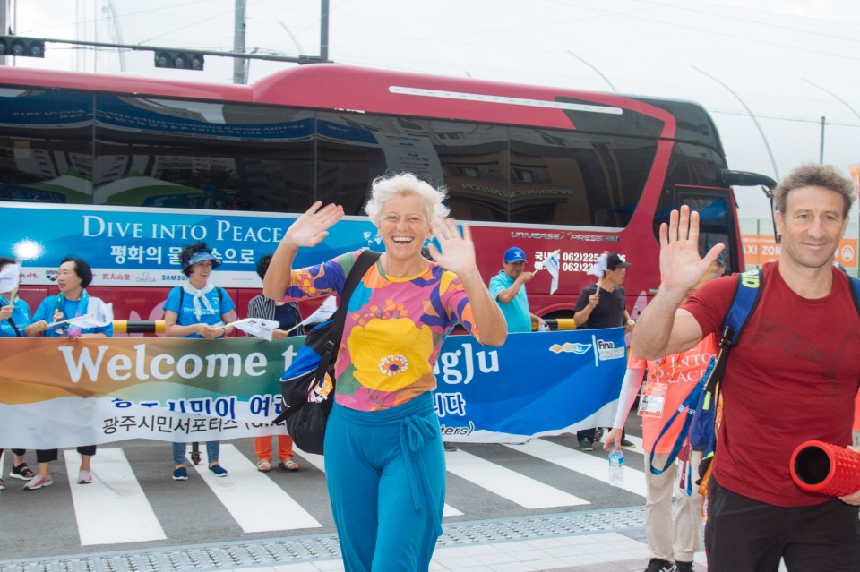 광주 시민들이 11일 오후 선수촌에서 붙볕 더위속에서도 마스터즈 참가를 위해 광주를 찾은 전세계 수영동호인들을 반갑게 맞이하는 환영식을 개최했다.