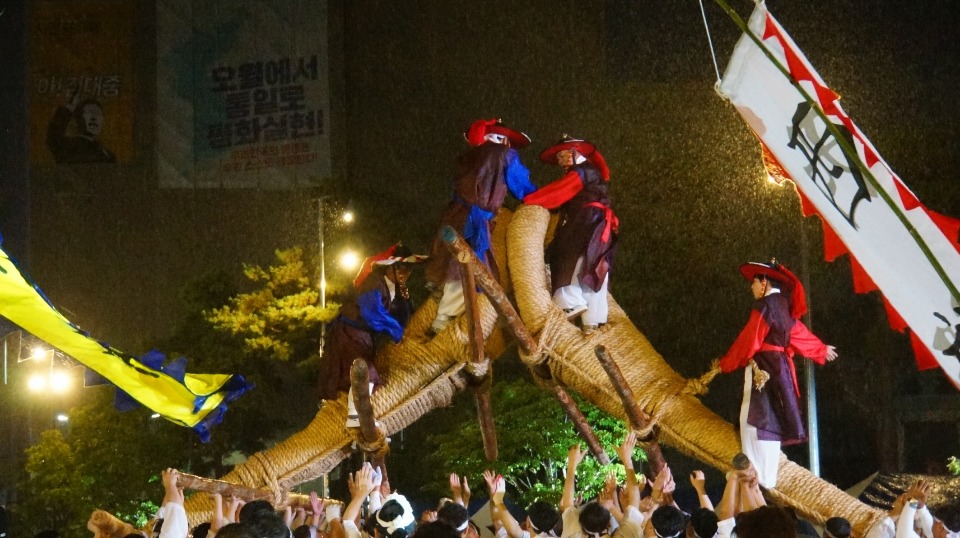 11일 5·18민주광장에서 국가무형문화제 제33호 광주 칠석 고싸움놀이 축제가 열렸다. 고싸움놀이축제는 수영대회 기간 외국선수단과 관람객이 집중 방문하는 것에 맞춰 한국의 전통문화와 광주의 풍류를 체험할 수 있는 다채로운 프로그램으로 구성됐다.