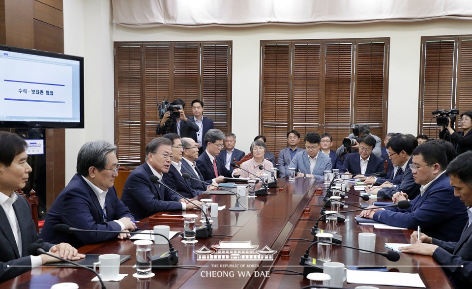 문재인 대통령이 12일 오후 청와대 여민관 소회의실에서 수석보좌관회의를 주재하고 있다. 