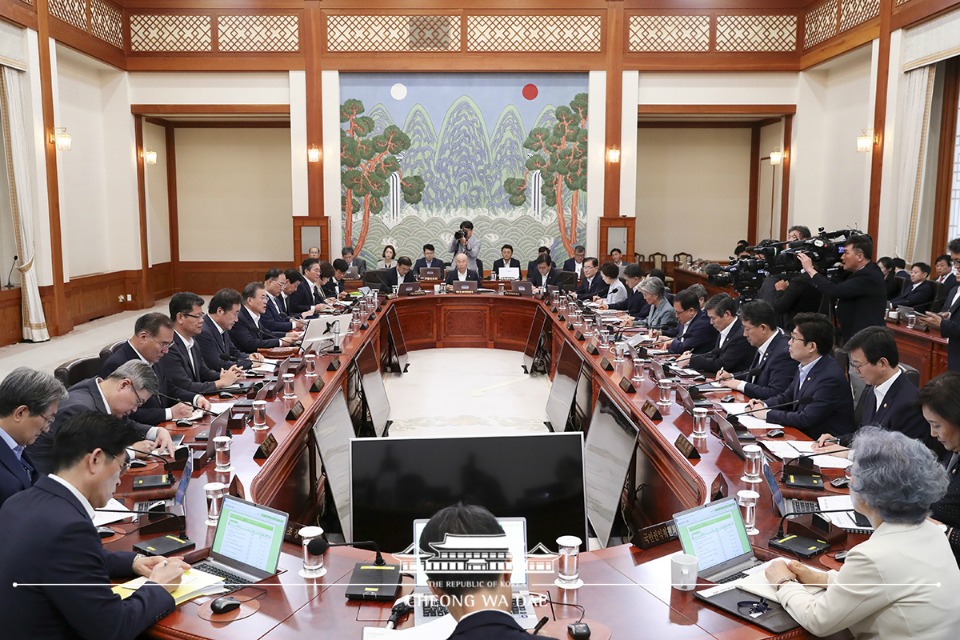 문재인 대통령이 13일 청와대 본관에서 열린 국무회의를 주재하고 있다. 