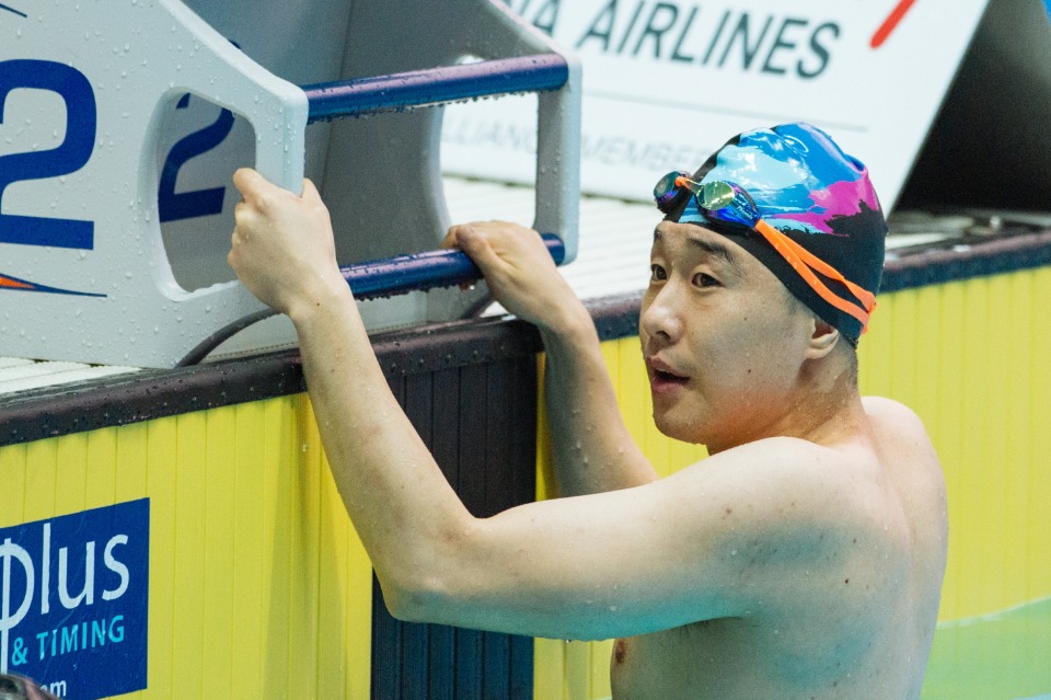 자폐 장애 1급인 이동현 씨(29·광주시 동구 학동)는 2019 광주 세계 마스터스 수영선수권대회에서 경영 25~29세 그룹 자유형 100m(13일)와 접영 50m(14일), 접영 100m(15일) 등 3개 종목에 출전한다.
<br/>
13일 오후 남부대 시립 국제수영장 주 경기장에서 펼쳐진 남자 자유형 100m에서 이동현 씨는 역주 끝에 50m를 30초 27, 100m를 1분 4초 50의 기록으로 조 6명 중 3위로 결승 패드를 찍었다. 관중석에선 이동현 씨의 아름다운 도전을 환호와 박수로 격려했다.