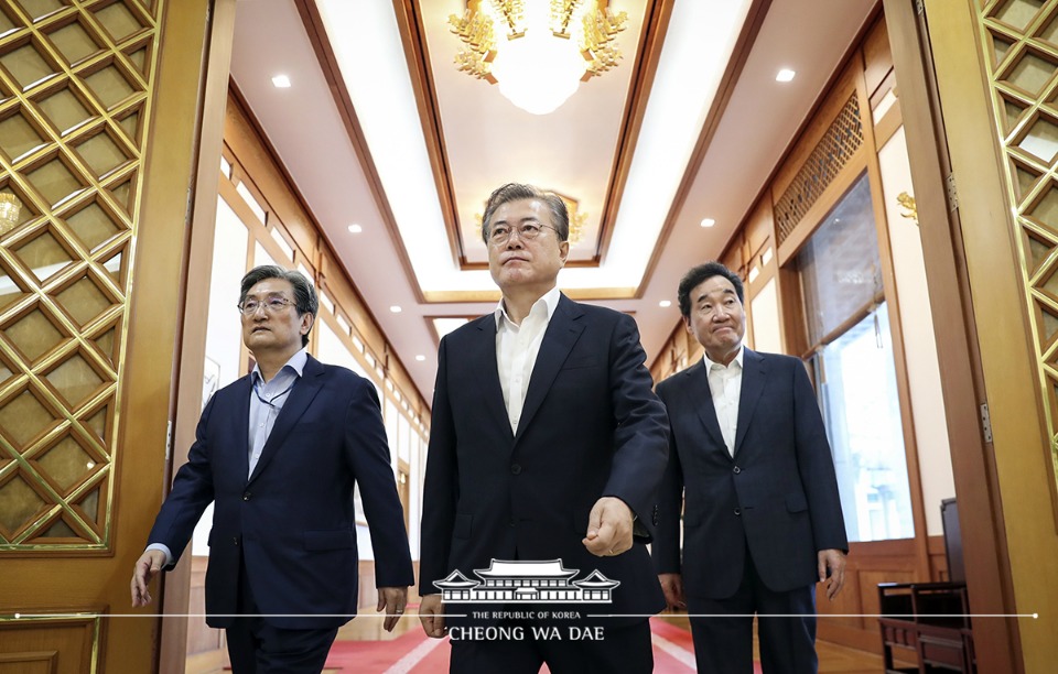 문재인 대통령이 13일 청와대 본관에서 열린 국무회의에 참석하고 있다. 
<br/>
왼쪽부터 노영민 비서실장, 문 대통령, 이낙연 국무총리. 