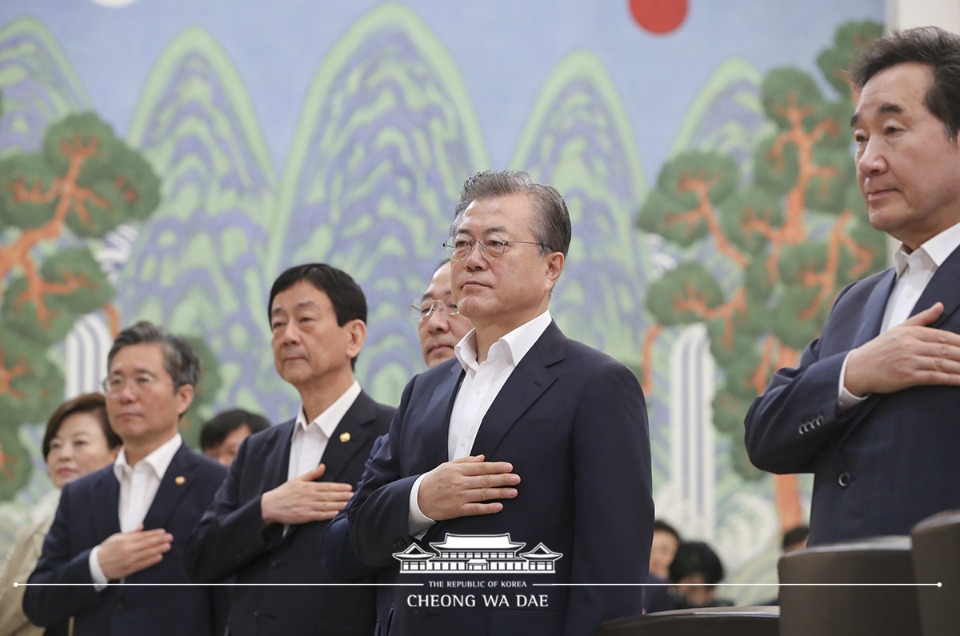 문재인 대통령이 13일 청와대 본관에서 열린 국무회의에서 국기에 경례하고 있다.