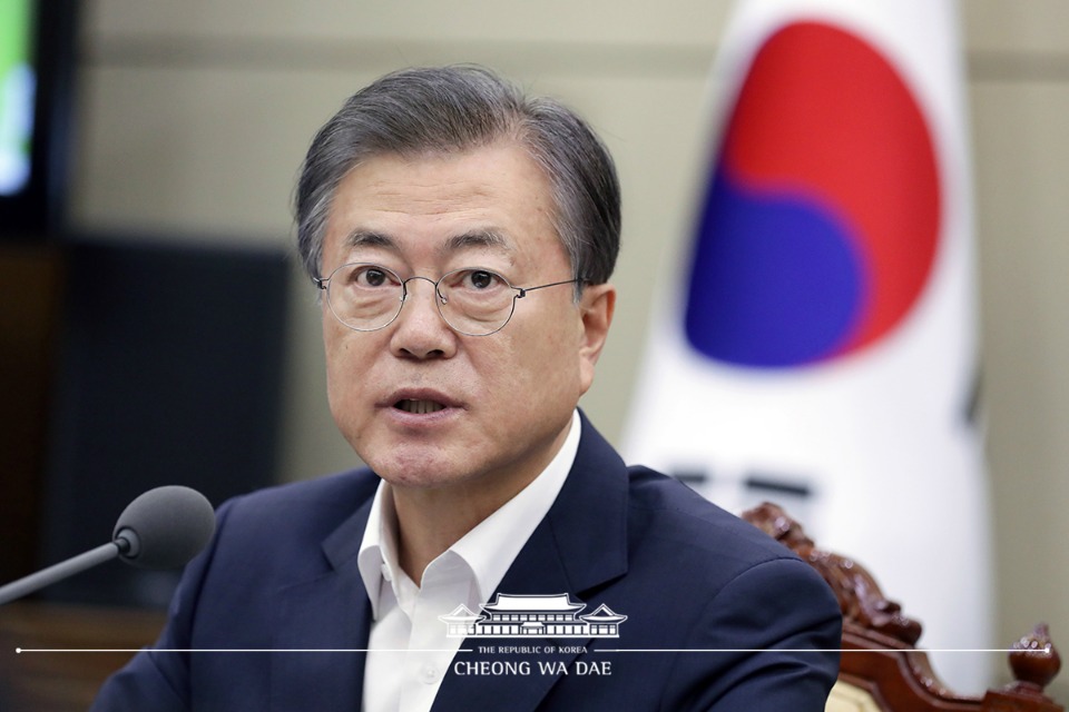 문재인 대통령이 12일 오후 청와대 여민관 소회의실에서 수석보좌관회의를 주재하고 있다. 
