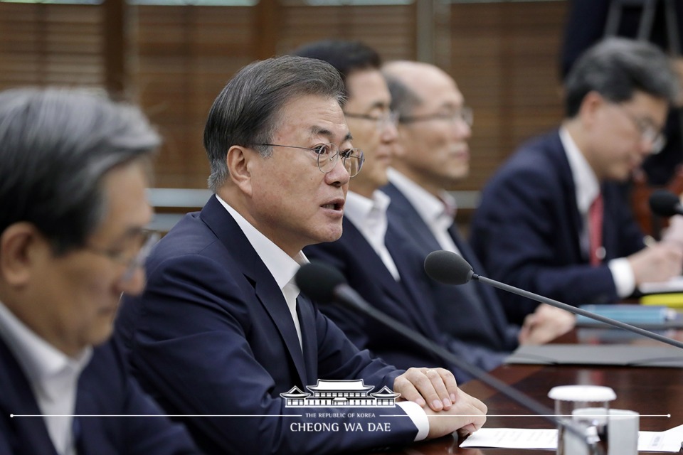 문재인 대통령이 12일 오후 청와대 여민관 소회의실에서 수석보좌관회의를 주재하고 있다. 