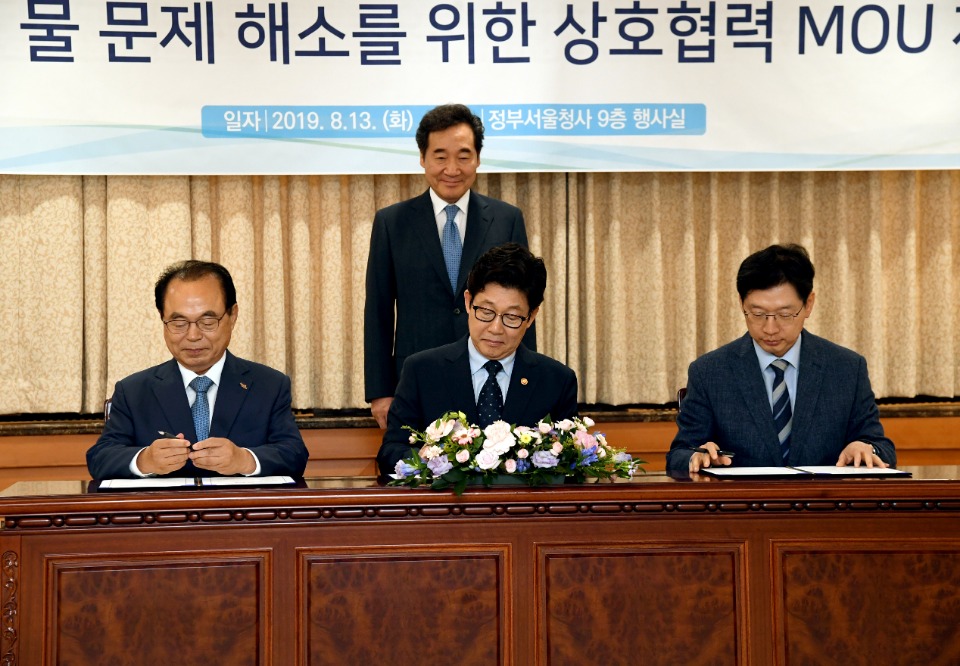 이낙연 국무총리가 8월 13일 세종로 정부서울청사에서 열린 낙동강 물문제 하류지역 MOU 체결식에 임석하고 있다.