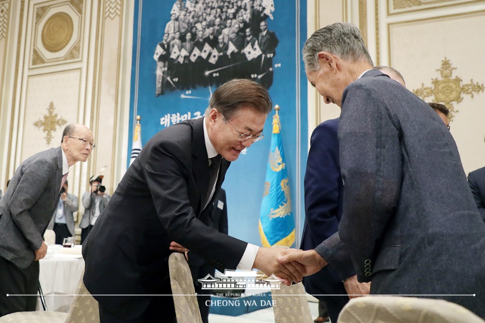 문재인 대통령이8월  13일 오후 청와대 영빈관에서 열린 독립유공자 및 후손 초청 오찬에서 인사를 나누고 있다.