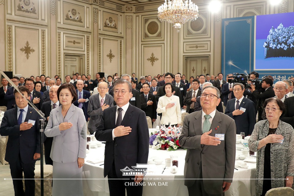 문재인 대통령과 부인 김정숙 여사가 8월 13일 오후 청와대 영빈관에서 열린 독립유공자 및 후손 초청 오찬에서 국기에 경례하고 있다.