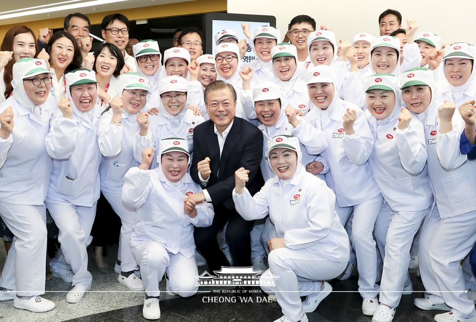 문재인 대통령이 20일 오후 전북 익산시 하림 익산공장을 방문해 직원들과 기념촬영을 하고 있다.