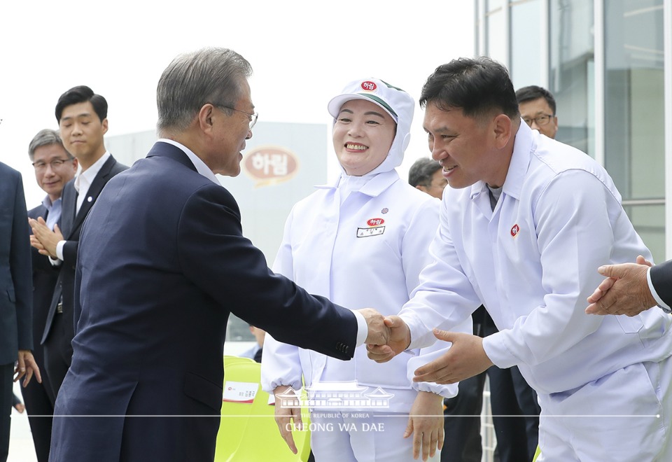 문재인 대통령이 20일 오후 식품산업 활성화 기업인 전북 익산시 하림 익산공장을 방문, 직원들을 격려하고 있다. 