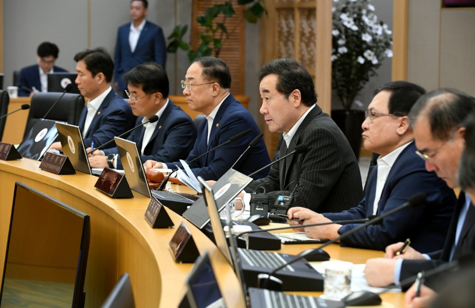 이낙연 국무총리가 20일 세종 어진동 정부세종청사에서 열린 국무회의를 주재, 모두발언을 하고 있다. 