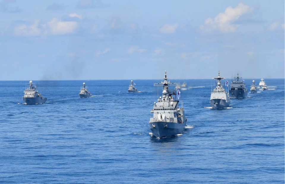 군(軍)은 독도를 비롯한 동해 영토 수호 의지를 더욱 공고히 하기 위해 25일부터 26일까지 동해 영토수호훈련을 실시한다. 사진은 훈련에 참가한 해군해경 함정이 기동하는 모습. 