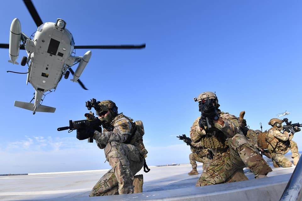 25일 독도에서 열린 동해 영토수호훈련에서 해군 특전요원(UDT)들이 해상기동헬기(UH-60)로 독도에 전개해 사주경계를 하고 있다. 우리 군은 독도를 비롯한 동해 영토 수호 의지를 더욱 공고히 하기 위해 26일까지 동해 영토수호훈련을 실시한다.