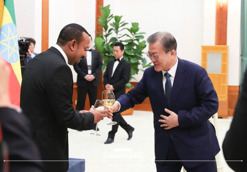 문재인 대통령이 26일 오후 청와대에서 아비 아흐메드 알리 에티오피아 총리와 만찬하며 건배하고 있다. 