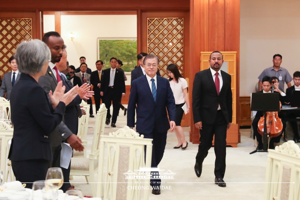 문재인 대통령이 26일 오후 청와대에서 아비 아흐메드 알리 에티오피아 총리와 만찬에 참석하고 있다.