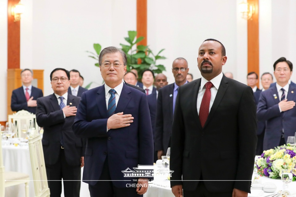 문재인 대통령이 26일 오후 청와대에서 열린 아비 아흐메드 알리 에티오피아 총리와 만찬에 앞서 국민의례하고 있다.