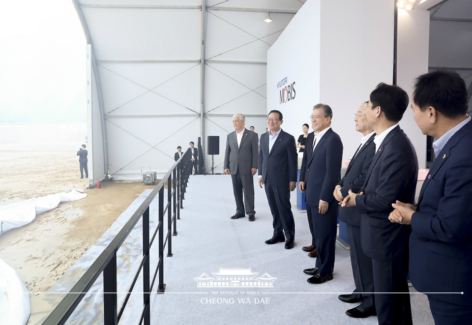 문재인 대통령이 28일 오전 울산 이화산업단지에서 현대모비스 친환경 차 부품 울산공장 기공식 후 공장부지를 바라보고 있다.