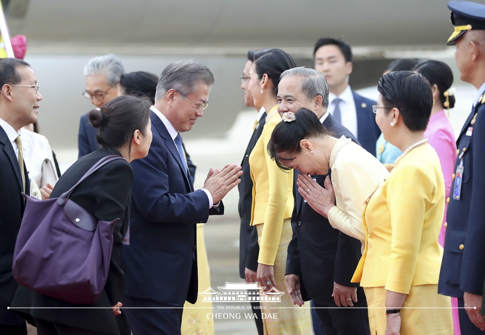 아시아 3개국 순방길에 나선 문재인 대통령이 1일 순방 첫번째 방문국인 태국 방콕 돈므앙 군공항에 도착해 환영인사와 인사를 나누고 있다.