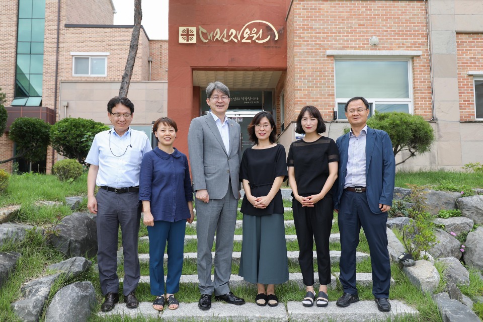 강신욱 통계청장은 9월10일(화) 대전 대덕구에 위치한 미혼모 가족복지시설인 대전자모원을 방문해 위문품을 전달하였습니다.