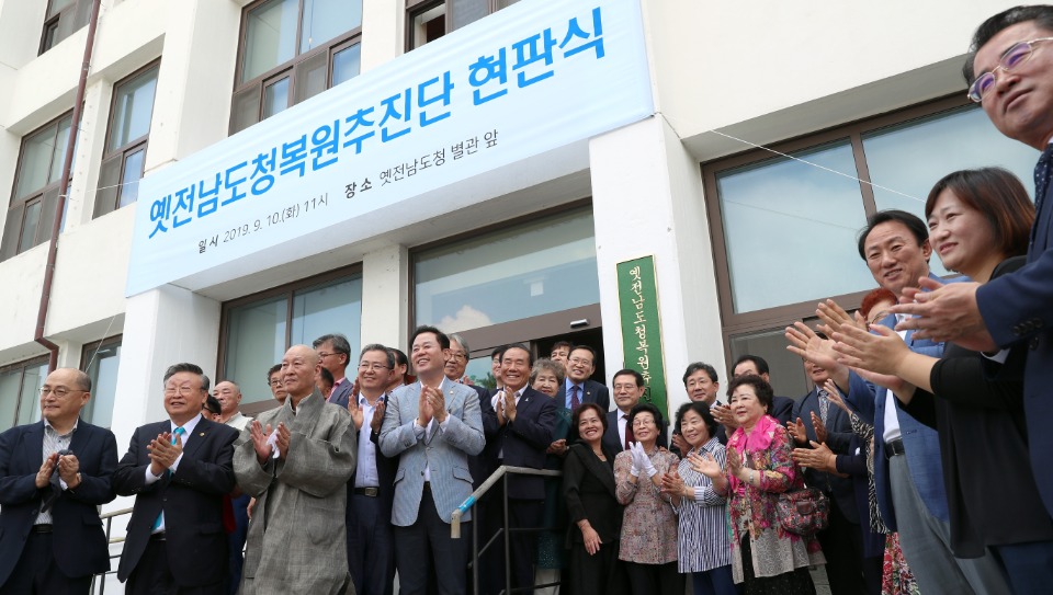 박양우 문화체육관광부 장관이 10일 전남 광주시 옛 전남도청 별관에서 열린 ‘옛전남도청복원추진단 현판식’에 참석해 현판 제막을 하고 기념촬영을 하고 있다.