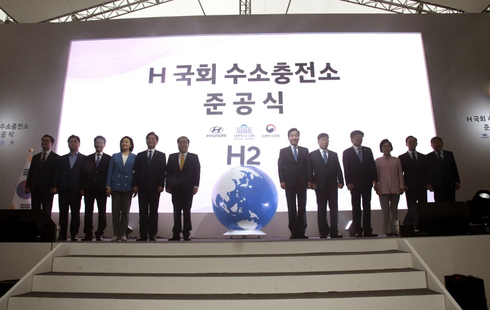 이낙연 국무총리가 10일 국회에서 열린 수소충전소 준공식에 참석, 문희상 국회의장과 수소 택시를 탑승하고 있다. 