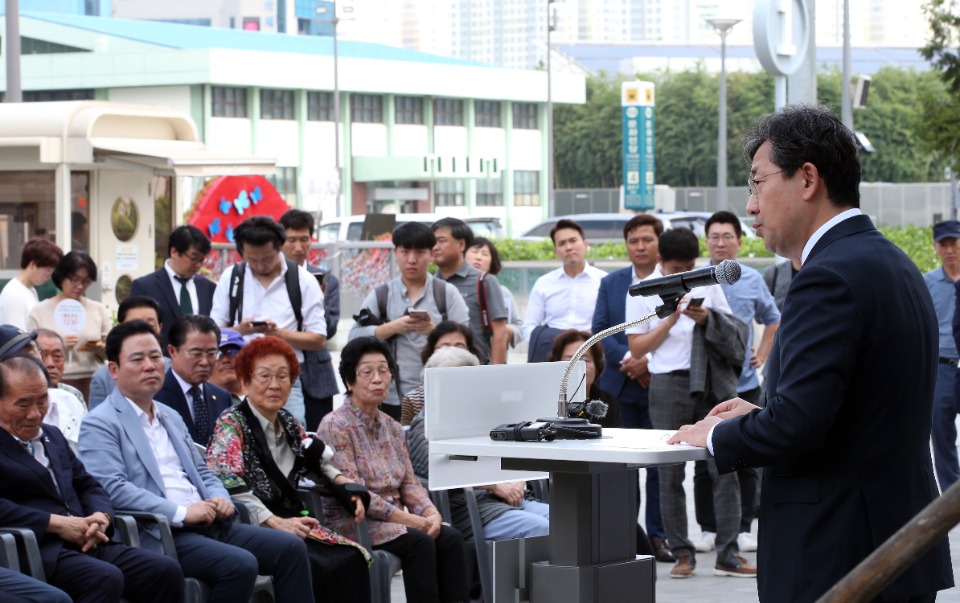 박양우 문화체육관광부 장관이 10일 전남 광주시 옛 전남도청 별관에서 열린 ‘옛전남도청복원추진단 현판식’에 참석해 인사말을 하고 있다.
