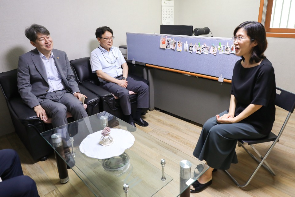 강신욱 통계청장은 9월10일(화) 대전 대덕구에 위치한 미혼모 가족복지시설인 대전자모원을 방문해 위문품을 전달하였습니다.