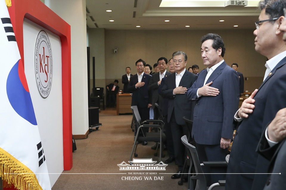 문재인 대통령이 10일 서울 성북구 한국과학기술연구원(KIST)에서 열린 국무회의에서 국무위원들과 국민의례를 하고 있다. 