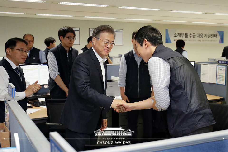 문재인 대통령이 10일 오전 서울 중구 소재부품 수급대응 지원센터를 방문, 직원들을 격려하고 있다.