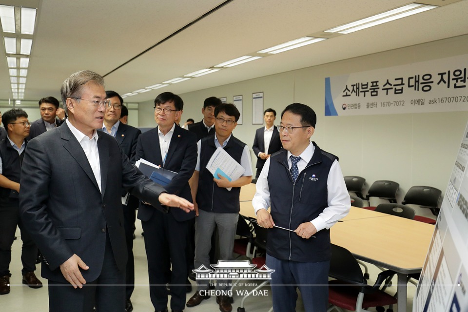 문재인 대통령이 10일 오전 서울 중구 소재부품 수급대응 지원센터를 둘러보고 있다. 