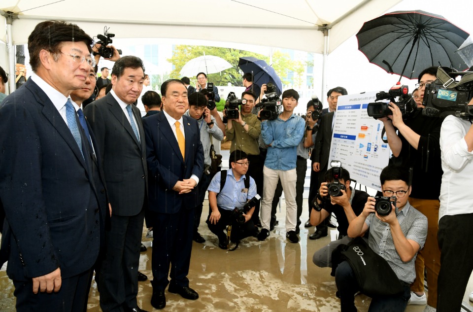 이낙연 국무총리가 10일 국회에서 열린 수소충전소 준공식에 참석, 문희상 국회의장과 수소 택시를 탑승하고 있다. 