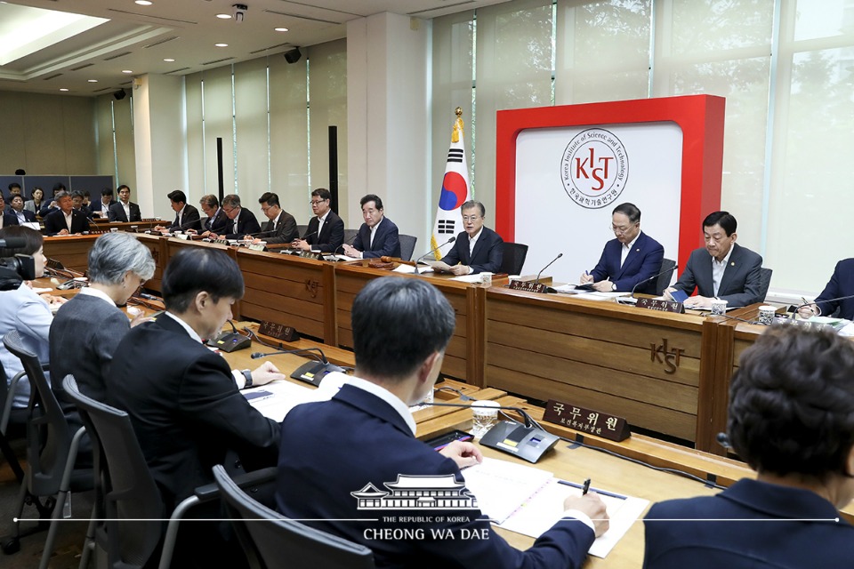 문재인 대통령이 10일 서울 성북구 한국과학기술연구원(KIST)에서 국무회의를 주재하고 있다. 