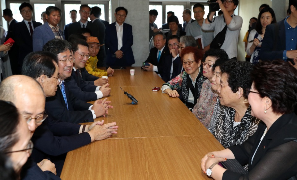 박양우 문화체육관광부 장관이 10일 전남 광주시 옛 전남도청 별관에서 열린 ‘옛전남도청복원추진단 현판식’에 참석해 오월단체어머니들과 대화를 하고 있다.