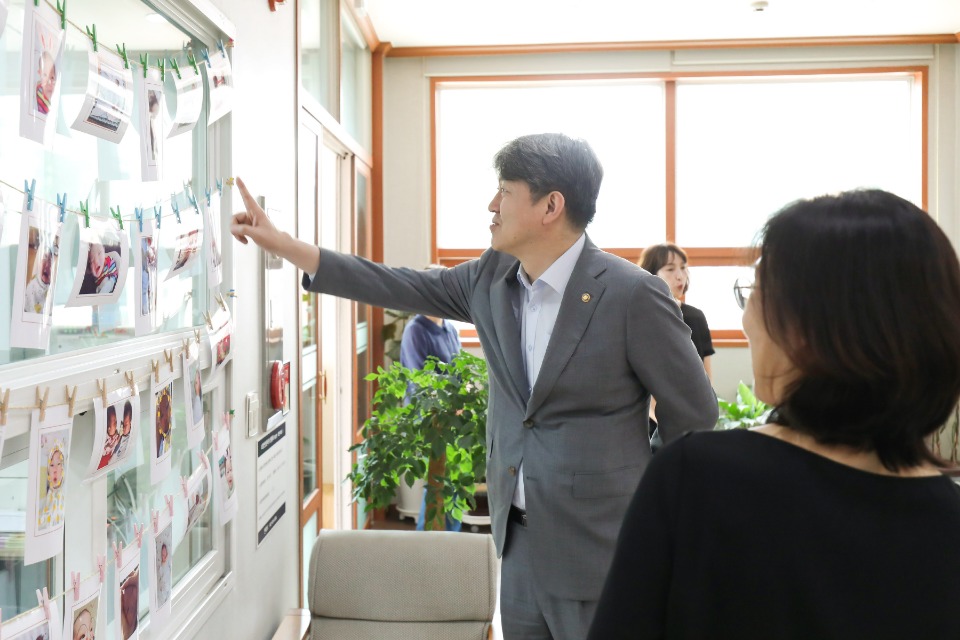 강신욱 통계청장은 9월10일(화) 대전 대덕구에 위치한 미혼모 가족복지시설인 대전자모원을 방문해 위문품을 전달하였습니다.