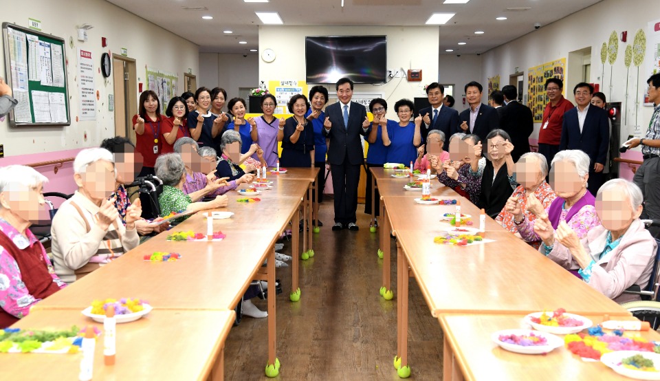 이낙연 국무총리가 10일 세종시에 위치한 노인요양시설 평안의 집을 방문, 어른신들을 위로하고 시설 관계자들을 격려하고 있다. 