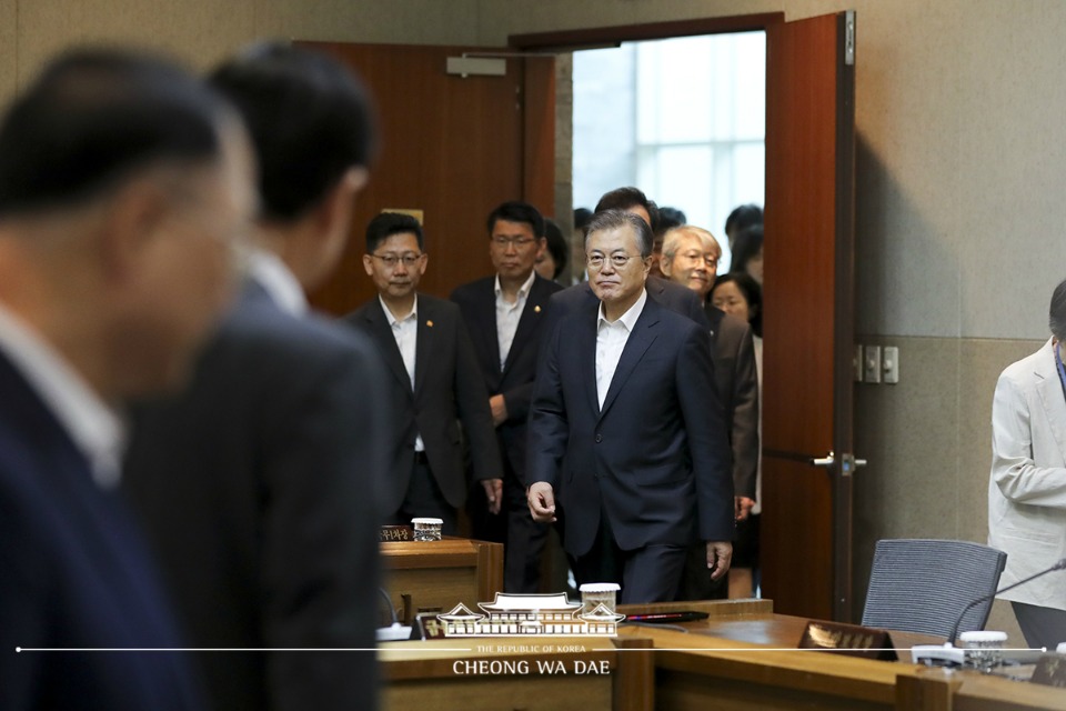 문재인 대통령이 10일 서울 성북구 한국과학기술연구원(KIST)에서 열린 국무회의에 참석하고 있다.