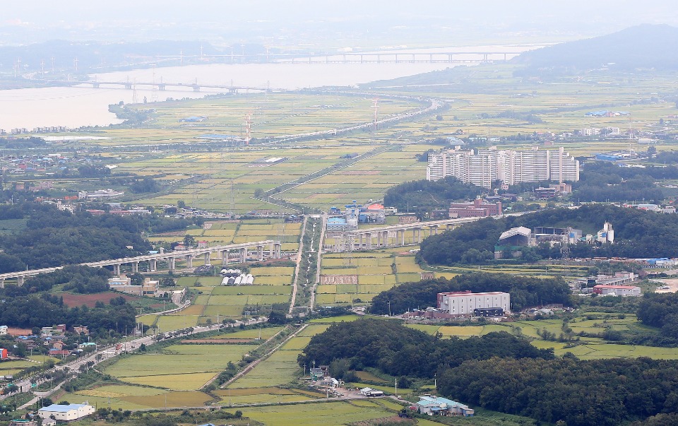 추석 연휴를 하루 앞둔 11일 오후 본격적인 귀성이 시작되면서 경찰청 헬기에서 본 서평택 인근의 논들이 노랗게 물들어 가고 있다.