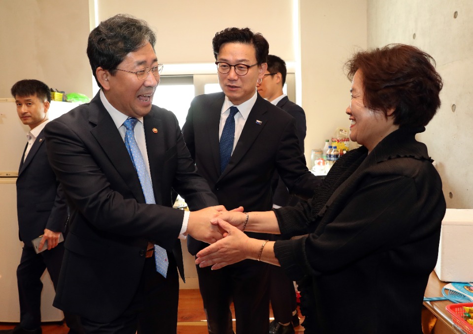 박양우 문화체육관광부 장관이 10일 전남 광주시 옛 전남도청 별관에서 열린 ‘옛전남도청복원추진단 현판식’에 참석해 오월단체어머니들과 인사를 나누고 있다.
