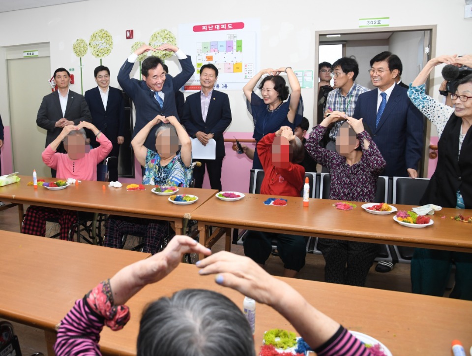 이낙연 국무총리가 10일 세종시에 위치한 노인요양시설 평안의 집을 방문, 어른신들을 위로하고 시설 관계자들을 격려하고 있다. 