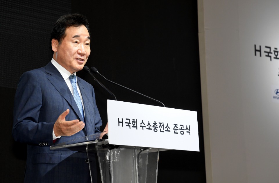 이낙연 국무총리가 10일 국회에서 열린 수소충전소 준공식에 참석, 문희상 국회의장과 수소 택시를 탑승하고 있다. 