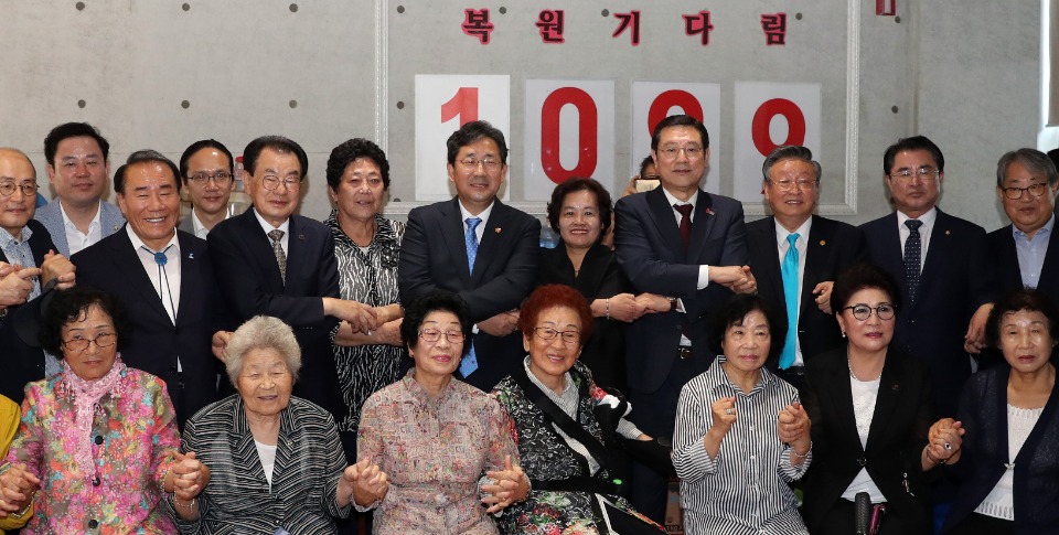 박양우 문화체육관광부 장관이 10일 전남 광주시 옛 전남도청 별관에서 열린 ‘옛전남도청복원추진단 현판식’에 참석해 오월단체어머니들과 기념촬영을 하고 있다.