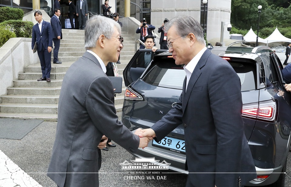 문재인 대통령이 10일 오전 서울 성북구 한국과학기술연구원(KIST) 차세대 반도체 연구소를 방문, 최기영 과학기술정보통신부 장관과 인사하고 있다.