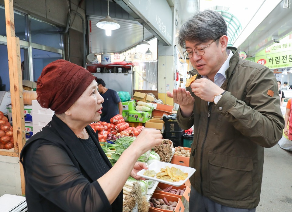 강신욱 통계청장은 9월10일(화) 대전 중구 문창시장을 방문해 직접 제수용품을 구매하며 상인들과 시장현안과 애로사항 등에 대해 대화하였습니다.